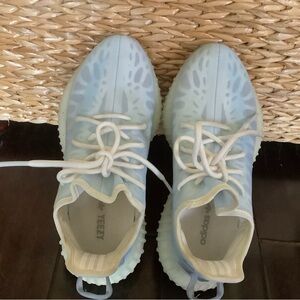 Adidas Yeezy Boost 350 V2 ‘Mono Ice’ sneaker